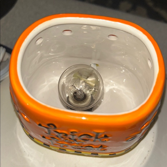 Scentsy Halloween candy corn ceramic  Swirl Warmer in Orange and Yellow Preloved - Picture 5 of 11